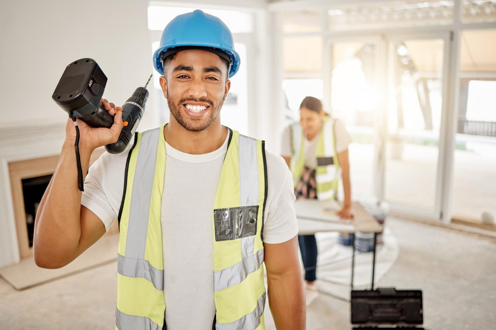 Profissional de reforma residencial com ferramentas